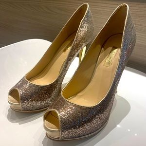 Guess - gold heels